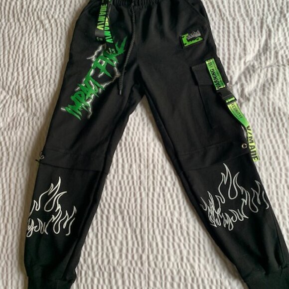 Unbranded  Teen's Track Suit size 152, Green & Black With Belts - Picture 4 of 5